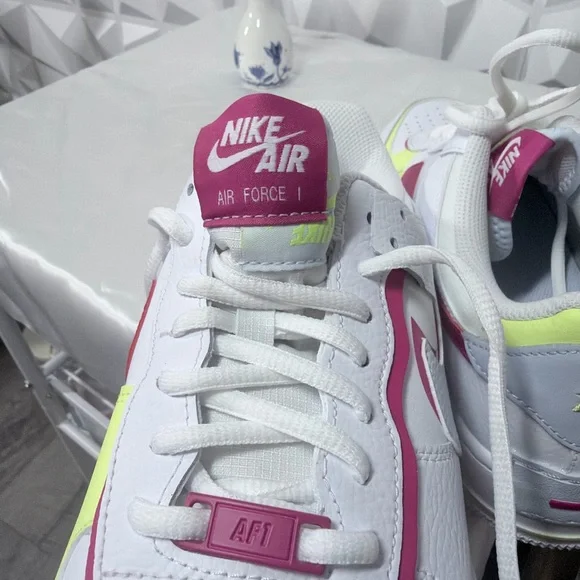 🎀Nike White Sneakers with Pink Accents - Picture 5 of 6